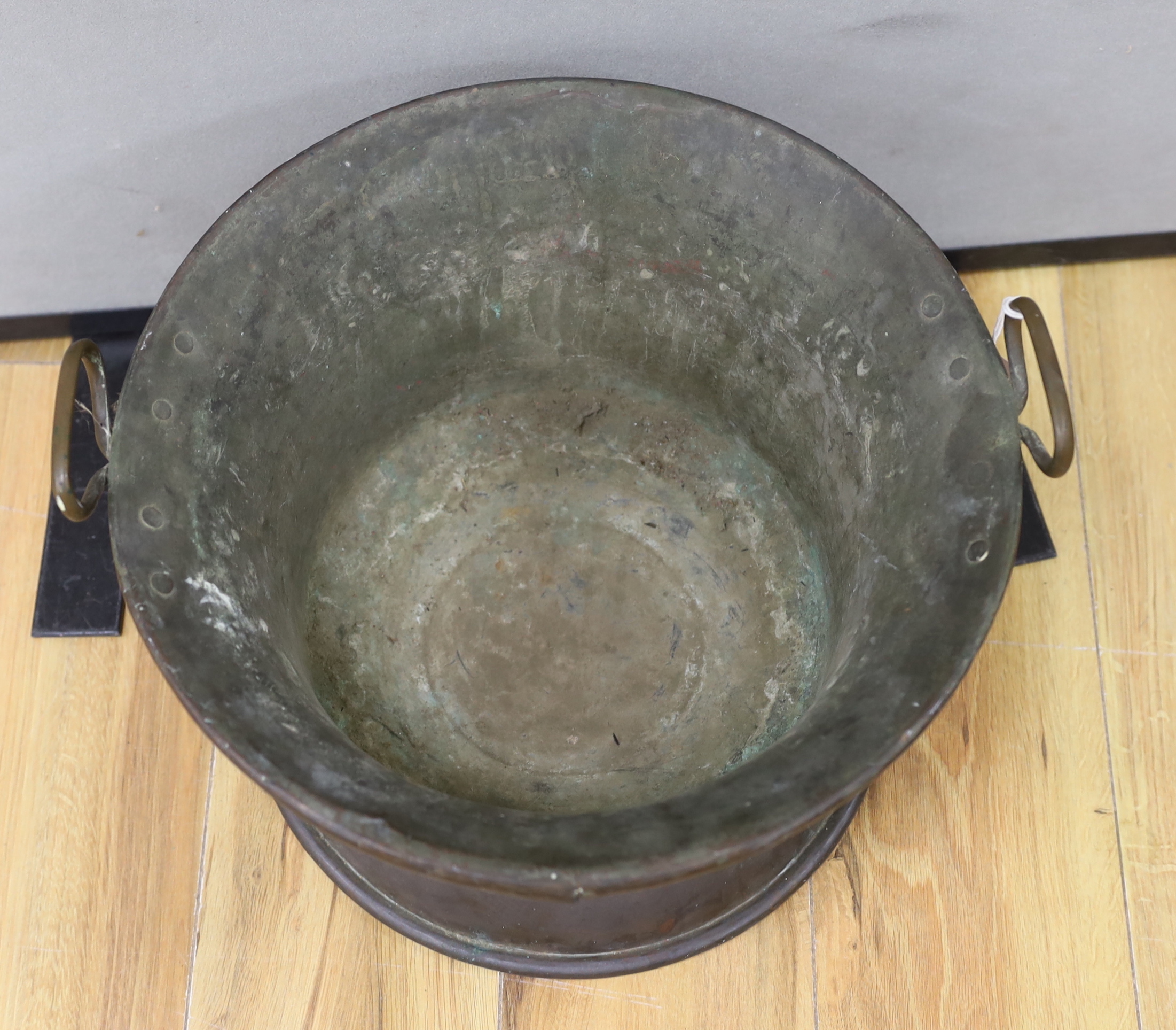 An early 20th century copper jardiniere, 43cm handle to handle